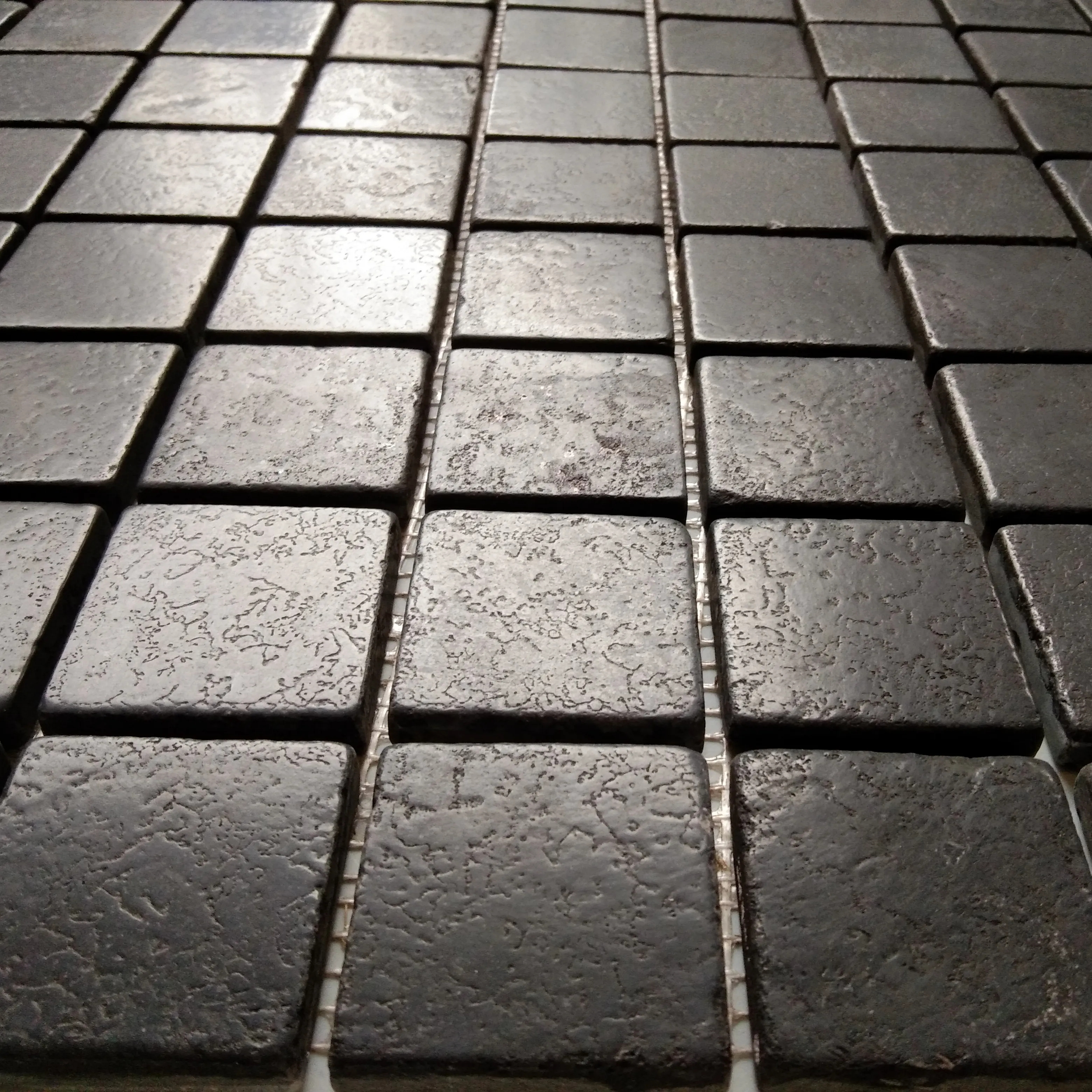 Piastrelle a mosaico in marmo nero di pietra naturale spazzolato burattato lucido materiali per la decorazione del pavimento della parete