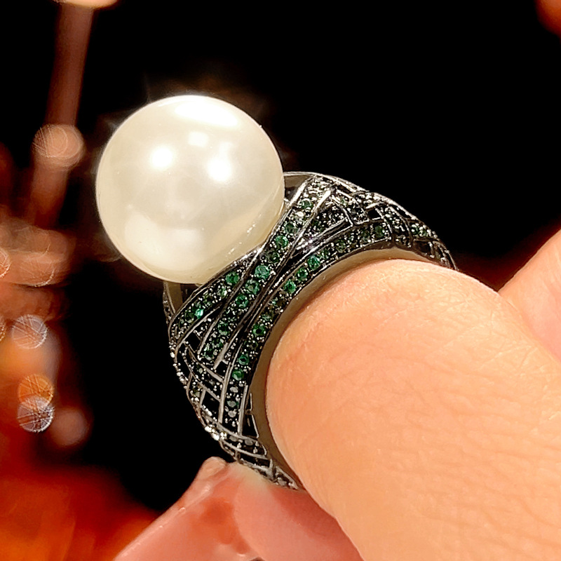 Anillo verde con cuentas blancas