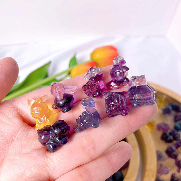 Hete Verkoop Mini Natuurlijke Regenboog Fluoriet Snijwerk Helende Stenen Fluoriet Dierlijk Snijwerk Voor Decoratie