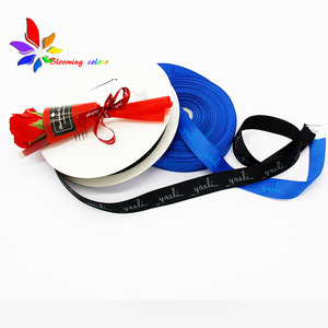 Mode <span class=keywords><strong>Custom</strong></span> Marke <span class=keywords><strong>Name</strong></span> Logo Satin Druck Band in Rollen für Geschenk Verpackung