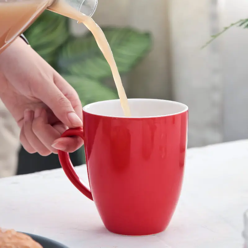 घरेलू रसोई और कॉफी उपकरण कस्टम लोगो 400CC सिरेमिक कॉफी मग के साथ हाथ