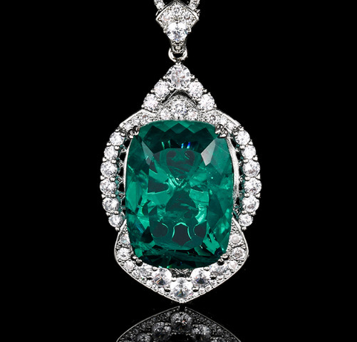 Pendentif émeraude avec chaîne Chopin