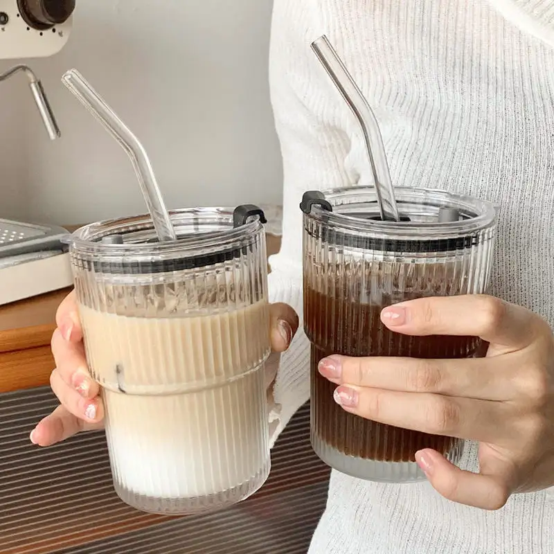 Cangkir kaca kopi garis sederhana 450ml, dengan tutup dan sedotan transparan cangkir teh gelembung jus kaca susu Mocha cangkir sarapan
