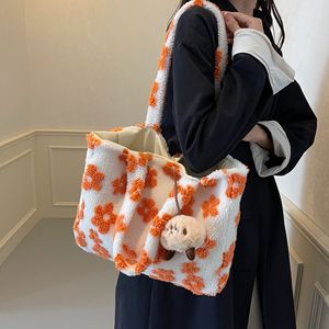 2024年秋冬花の毛皮のようなデザインの新しいファッションクロスボーダーかわいい大容量トートバッグ