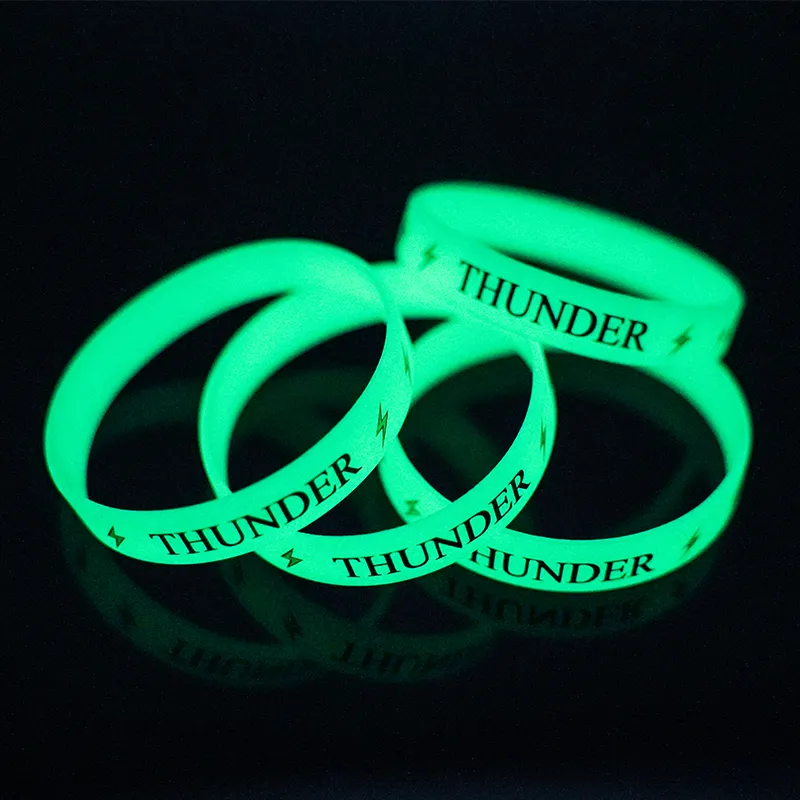 Promocional personalizado deportes elásticos Debossed pulseras de goma pulsera luminosa que brilla en la oscuridad pulseras de silicona con logotipo