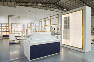 Kệ Trưng Bày Đồ Nội Thất Túi Kim Loại Màu Vàng Tùy Chỉnh Giá Trưng Bày Đá Cẩm Thạch Treo Tường Trung Tâm Mua Sắm Tùy Chỉnh Kệ Trưng Bày Cửa Hàng Hành Lý Du Lịch - Product Image 5