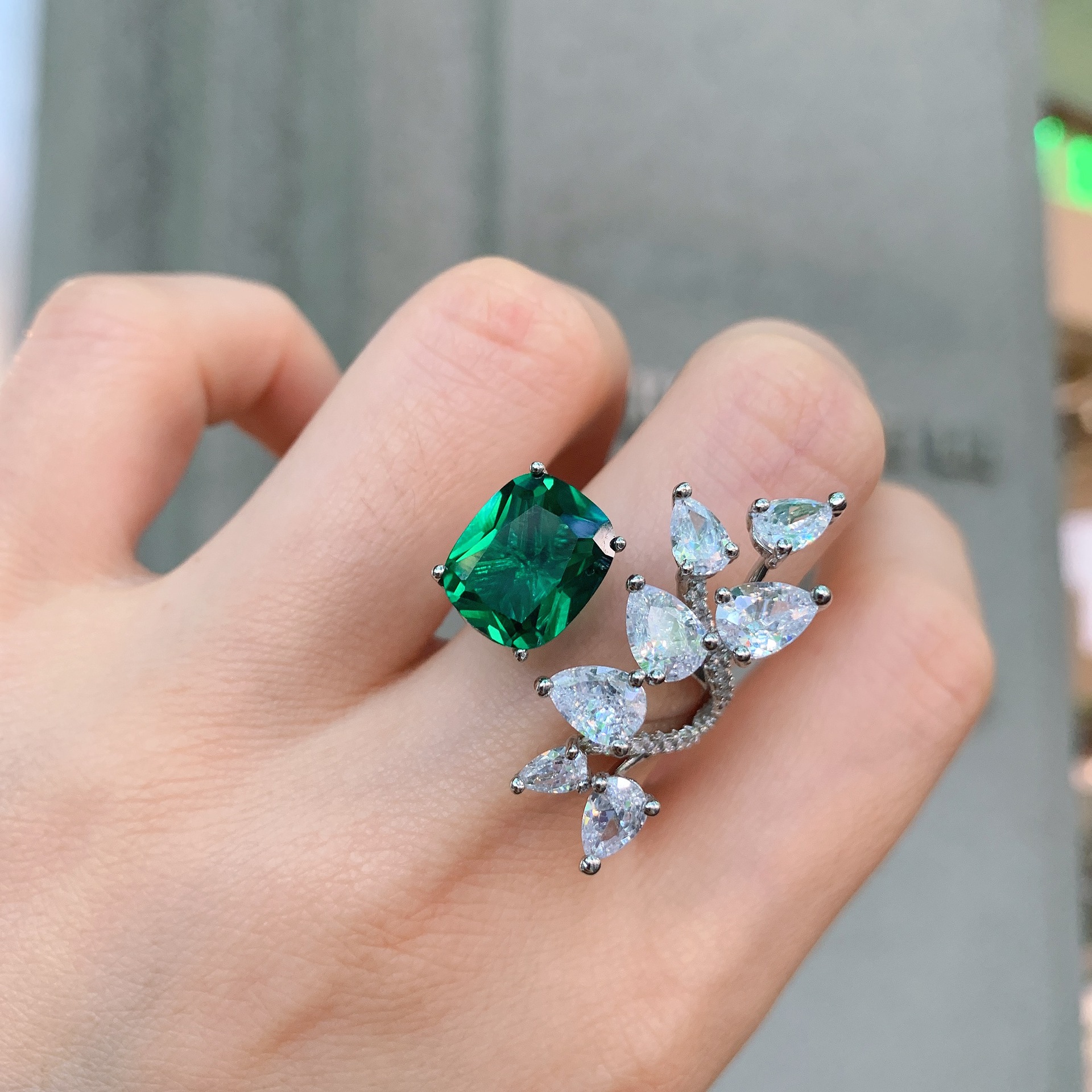 Bague émeraude de taille ajustable