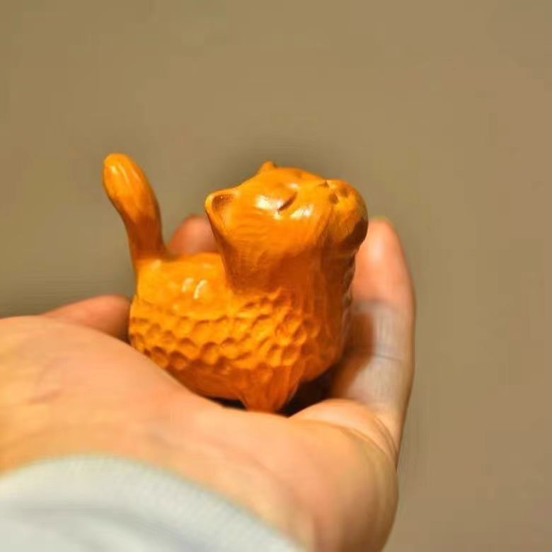 Petit chat fier en bois de santal doré, 4 centimètres