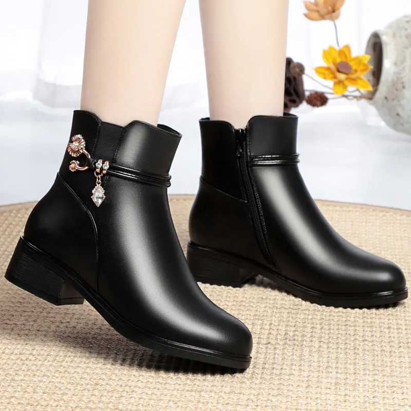 Fuente de fábrica personalizada todo tipo de zapatos de mujer botas de invierno cálidos zapatos de algodón plataforma zapatos planos