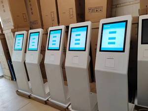Distributore di biglietti a coda da pavimento con display LCD da banco per TV con display principale tastiera touch screen sistema di accodamento banca completo - Product Image 3