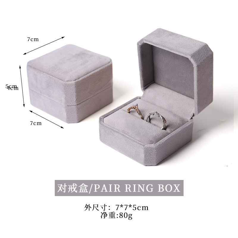 Par de cajas para anillos gris plateado.
