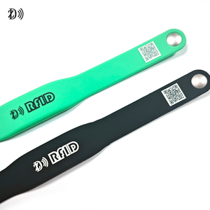 สายรัดข้อมือซิลิโคน13.56MHz NFC RFID ปรับได้กันน้ำกำหนดได้เองพร้อมกุญแจสำหรับบัตรควบคุมการเข้าถึง - Product Image 4