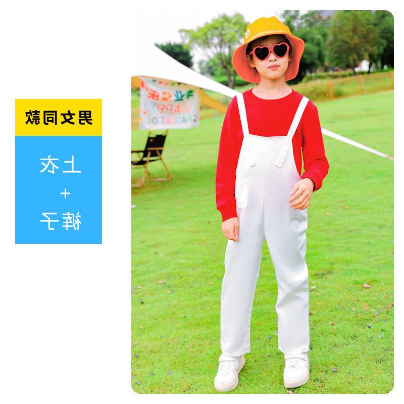 เสื้อยืดแขนยาวสีแดงและชุดเอี๊ยม