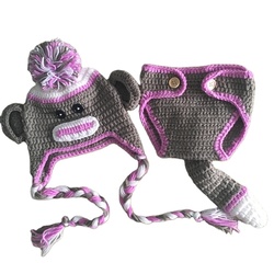 sombrero de mono rosa con pantalón