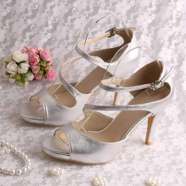 Sandálias de prata para casamento