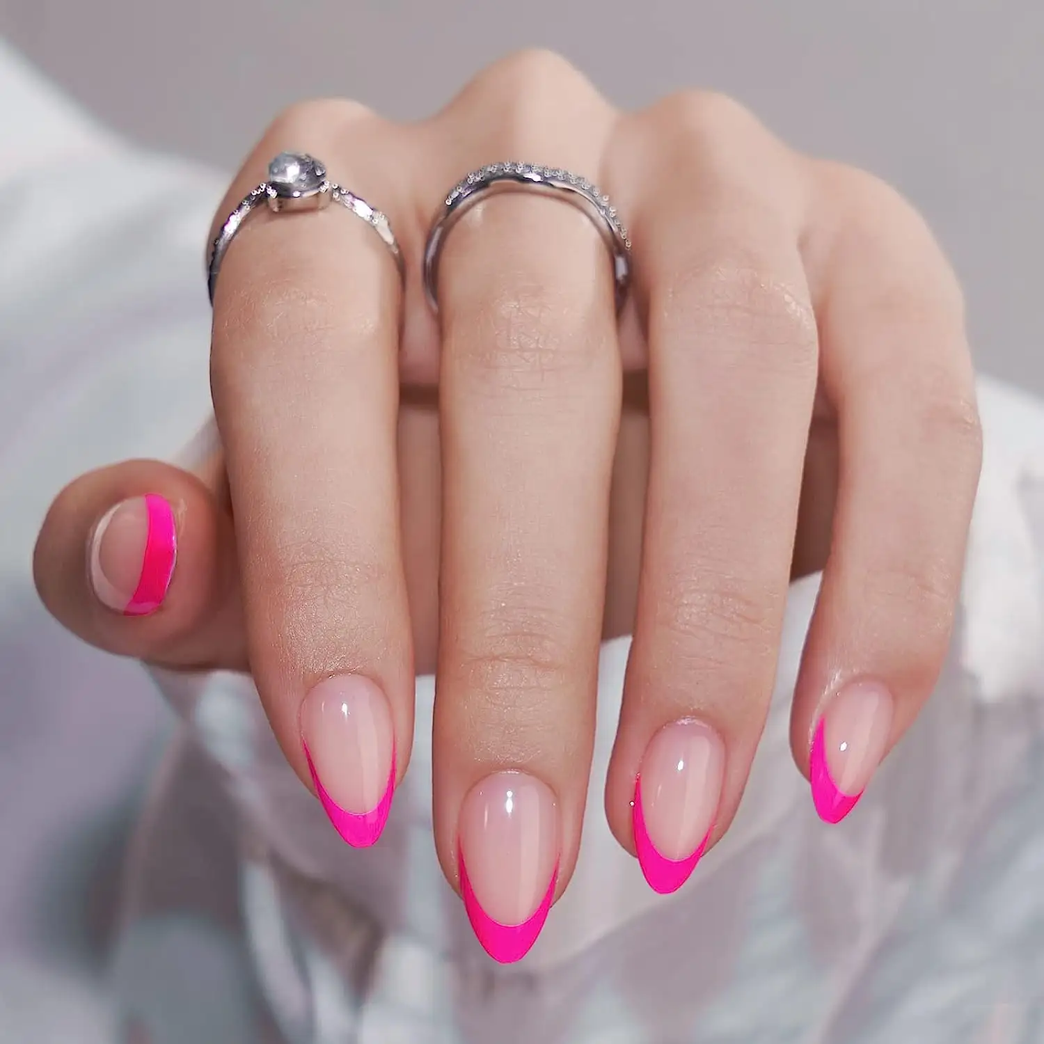 Prensa de Punta francesa en las uñas Almendra Hot Pink Press en las uñas Palo corto en las uñas para mujeres