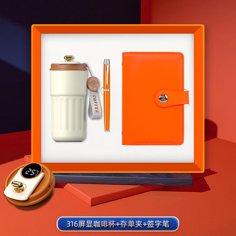 Ensemble trois pièces orange : tasse à café, porte-dépôt et stylo.