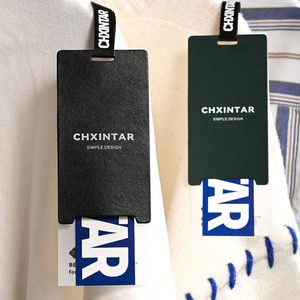 Etiqueta oscilante de lujo reciclable personalizada Etiquetas colgantes en relieve Impresión de etiquetas de ropa negra con cuerda - Product Image 4