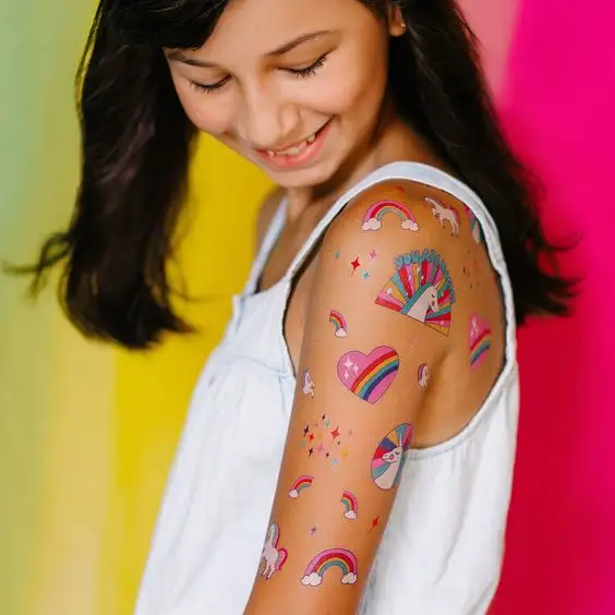 Tatuagem temporária em língua efêmera colorida e preta completa para braço de pulso com nome personalizado do evento e logotipo da festa