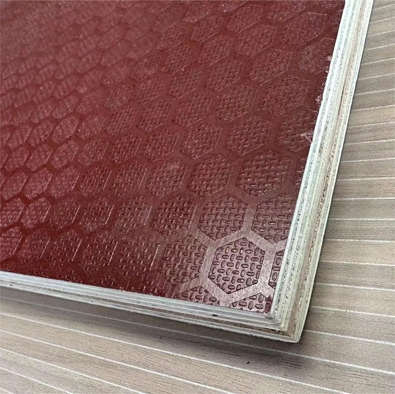 Film antidérapant à texture hexagonale rouge marron noir contreplaqué 12mm 18mm pour étui de vol ou boîtier en aluminium