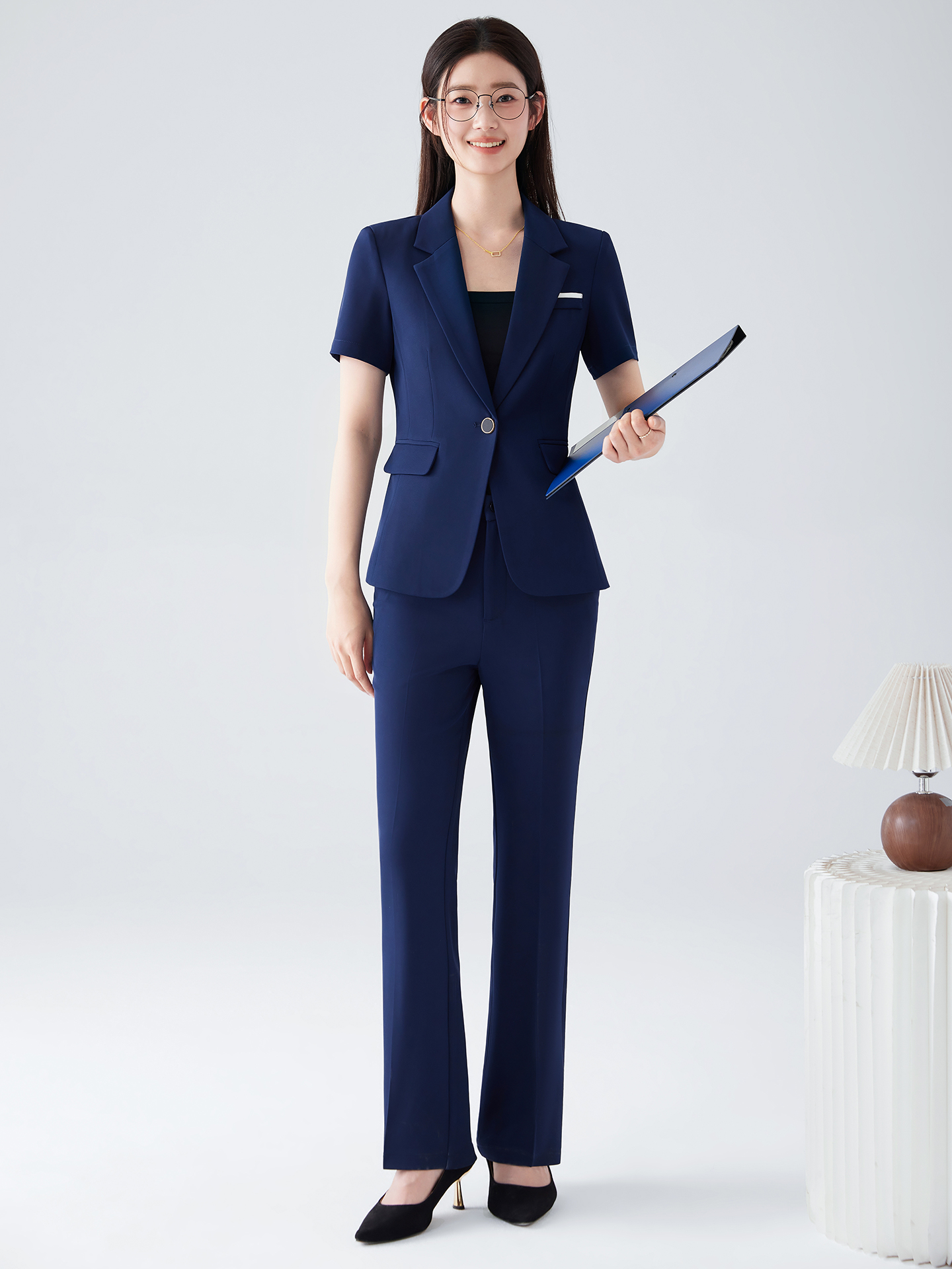 Manteau bleu roi + pantalon à jambes larges