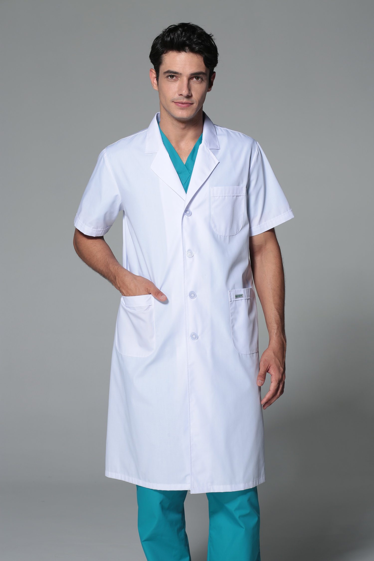 Bata blanca de médico, manga corta.