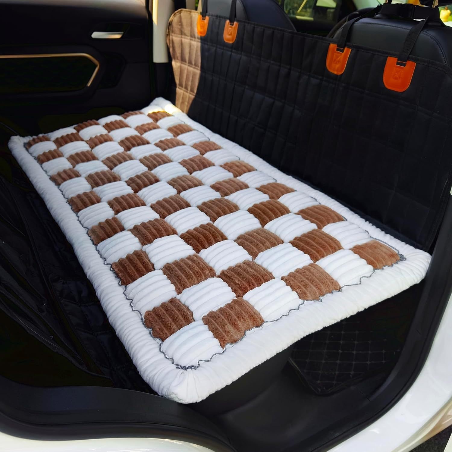 Coussin pour animal de compagnie sur le siège arrière de la voiture - schéma de couleurs marron et blanc