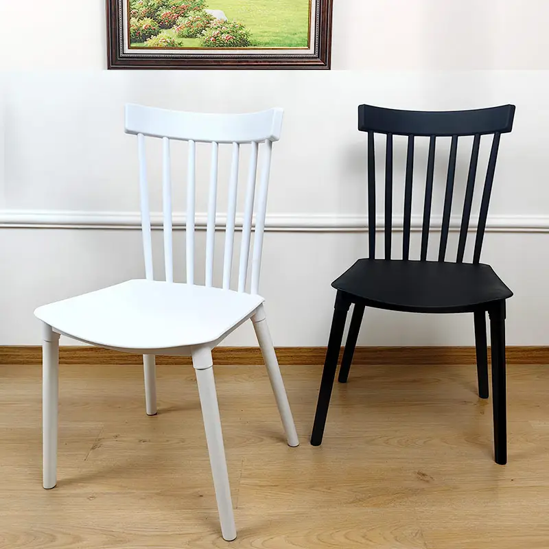 Salle à manger empilable sans accoudoirs restaurant patio café chaises colorées blanc en plastique pp extérieur chaise de salle à manger d'intérieur avec pieds en bois