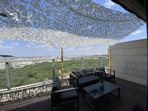 Dreieckiges Sandnetz-Tarnnetz für natürlichen Schatten auf einer Terrasse oder einem Pool - Product Image 4