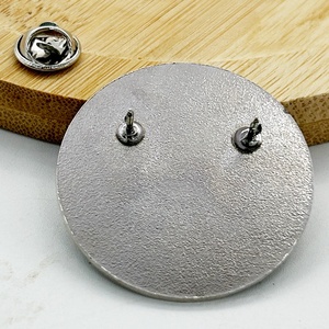 Fabrika özel Logo yeni tasarım Metal yuvarlak sert emaye harfler yaka Pin büyük boy üniforma göğüs düğme broş adı rozeti - Product Image 6