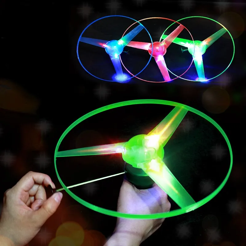 Engraçado Spinning Flyer Luminoso Voador UFO LED Light Handle Flash Voador Brinquedos para Crianças Ao Ar Livre Jogo Cor Aleatória