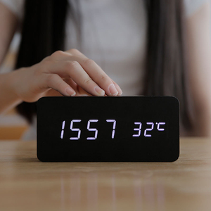 Sveglia a LED in legno orologio da tavolo controllo vocale sveglia sveglia orologio digitale in legno sveglia USB/orologi alimentati tavolo decorazioni per la casa - Product Image 4