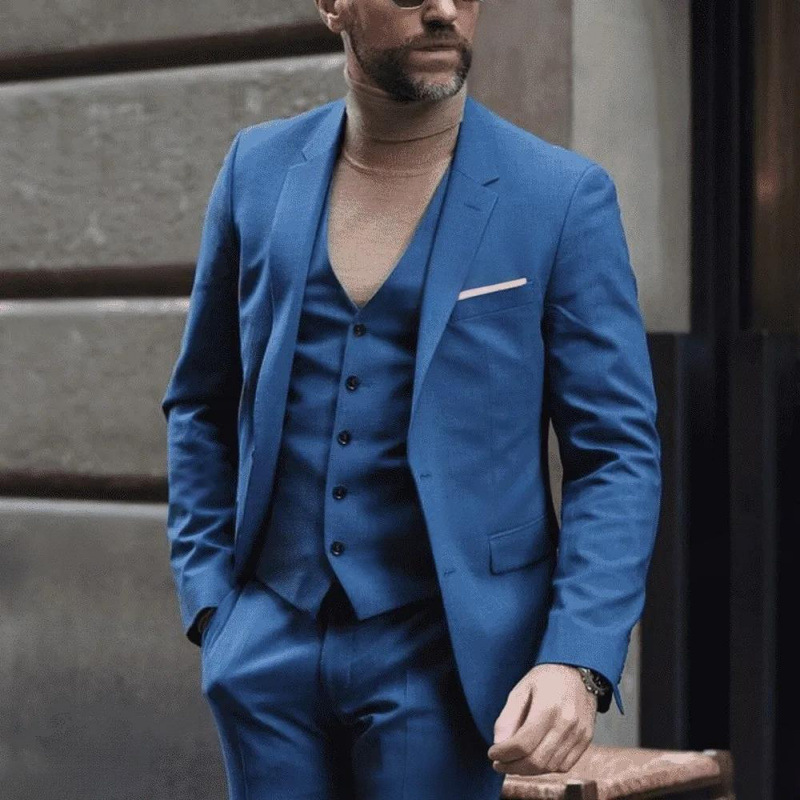 Gilet blu e pantaloni eleganti