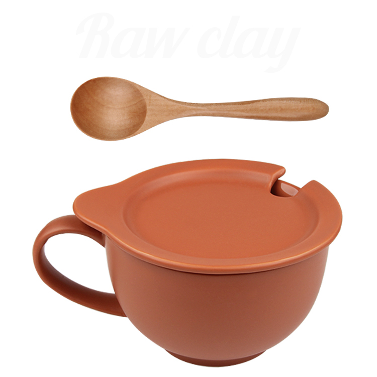 Tasse rouge avec cuillère et couvercle