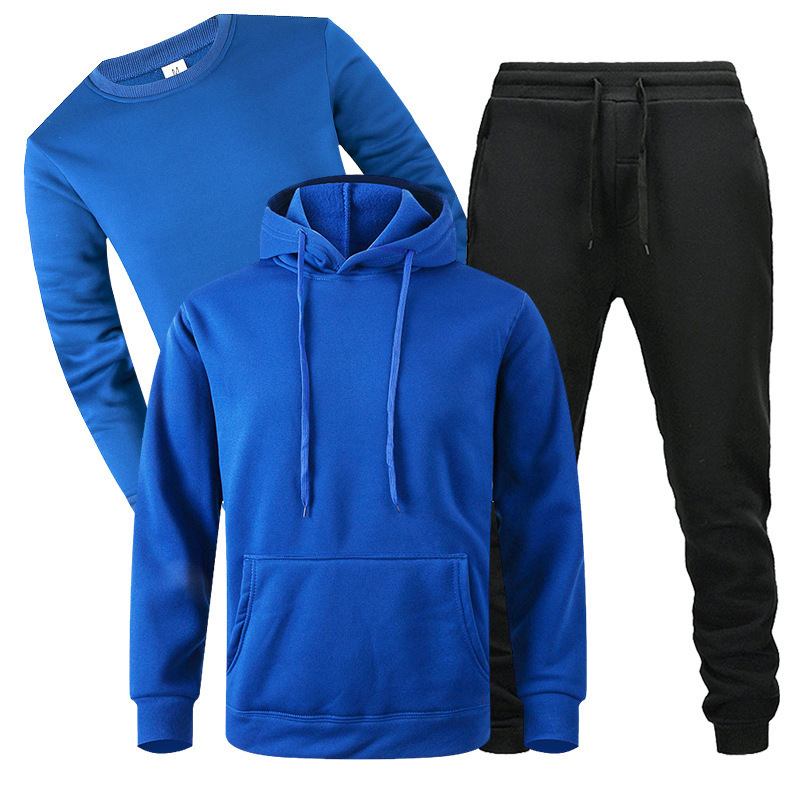 Azul con pantalón negro.