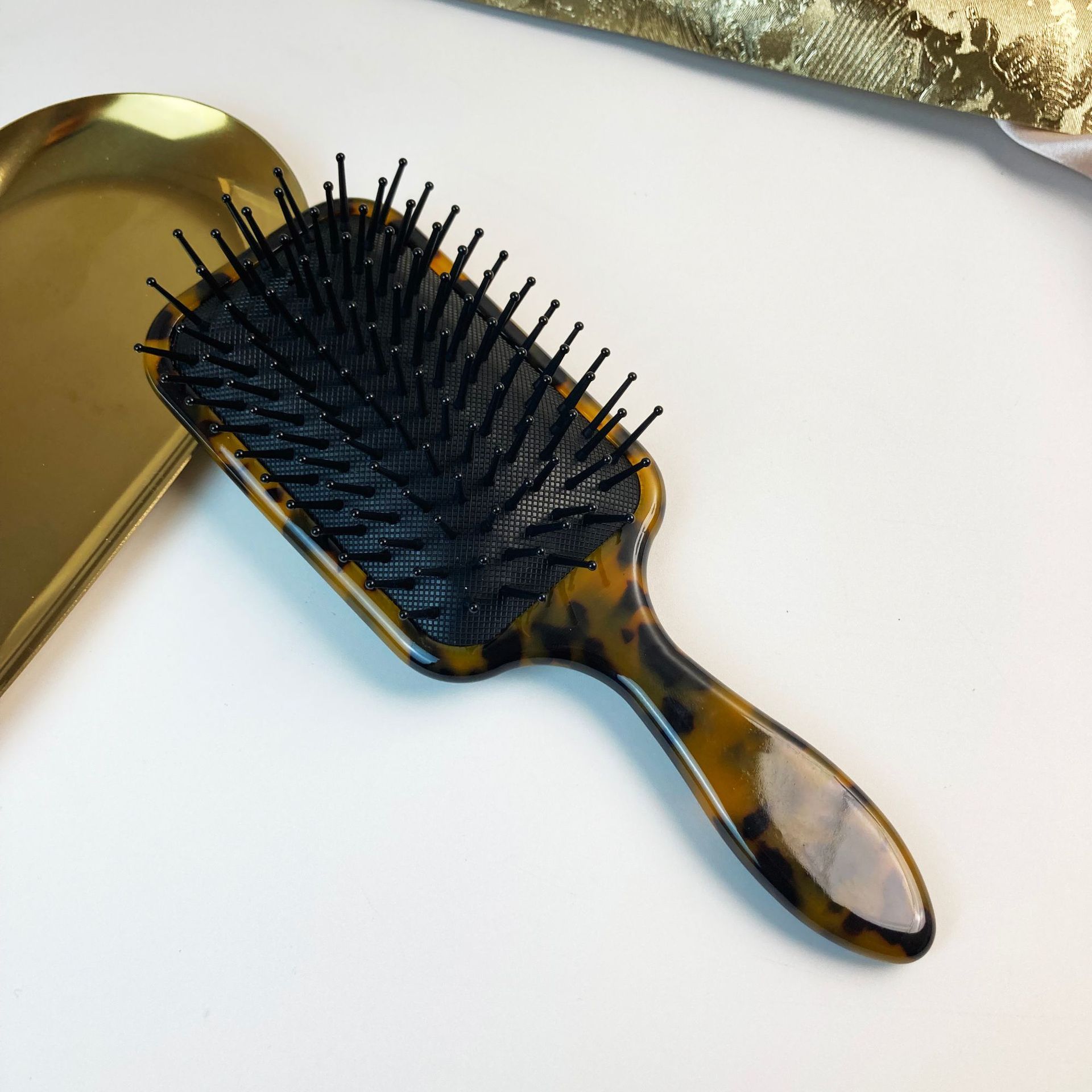 Tortoiseshell black teeth