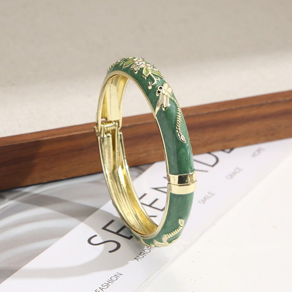 Hd-056 light gold-quicksand deep green-white flowers