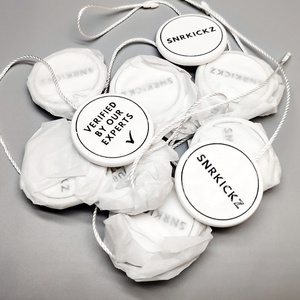 カスタムエンボス加工プラスチックHangtagメーカーReunersストリングループロック衣服タグバッグと靴用カスタムブランドロゴ - Product Image 4