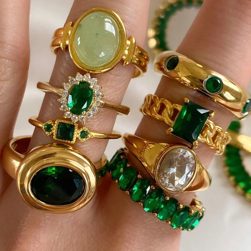 Placcatura in oro reale Ins vendita calda anelli di pietre preziose verdi per le donne Cool Bling Bling intarsiato zircone anello di barretta