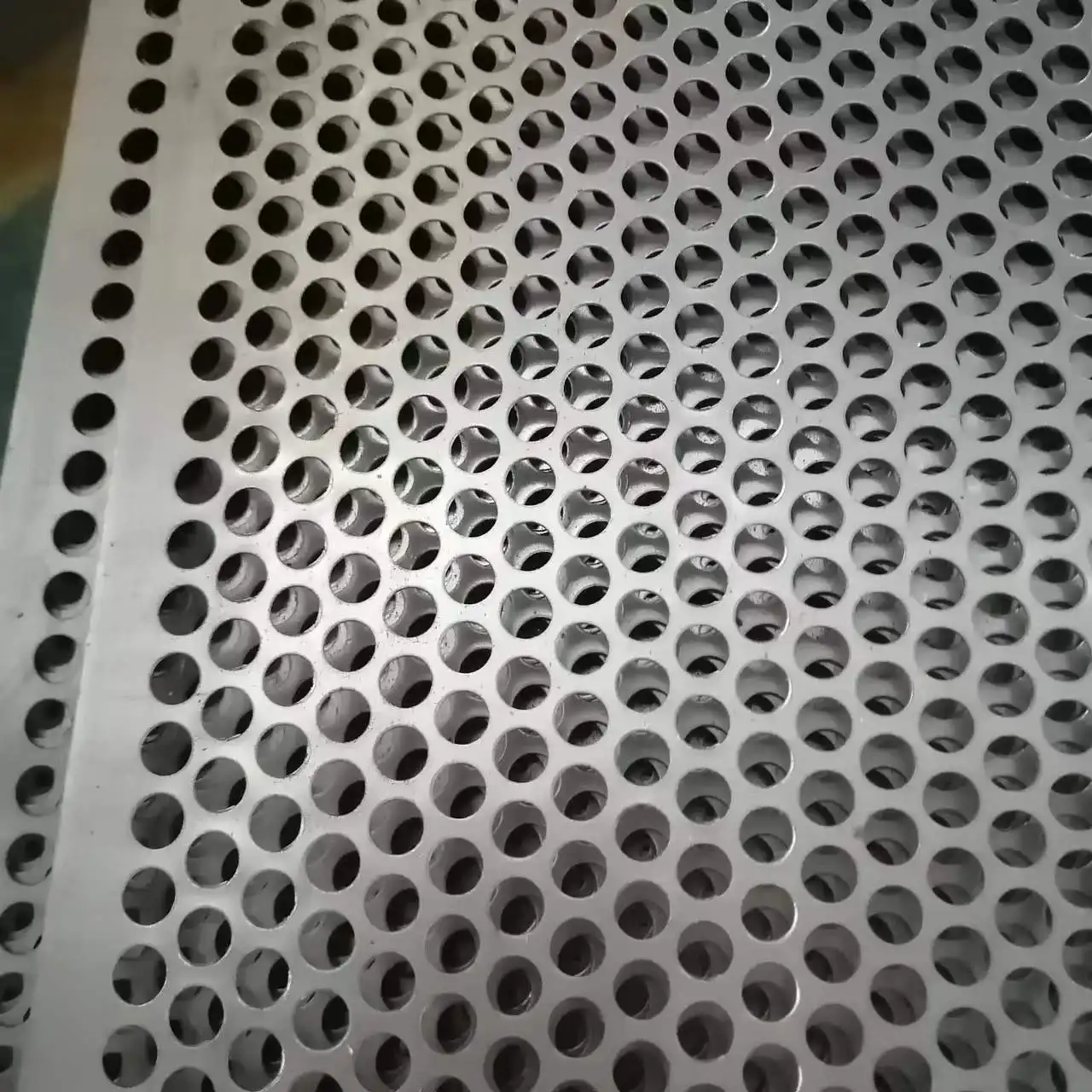 Aluminium nickel 304 316 316l 2205 2507 acier inoxydable perforé métal maille métal poinçonnage plaque