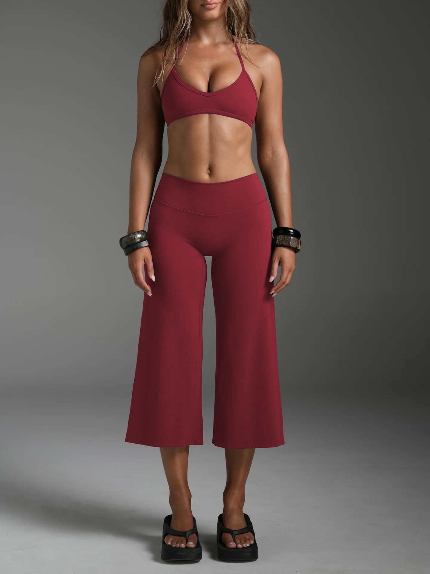 Top granate Yy244 + pantalón cropped de pierna ancha