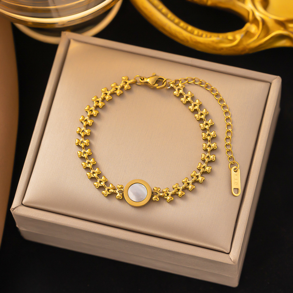Bracelet rond doré avec coquillage blanc SLE56