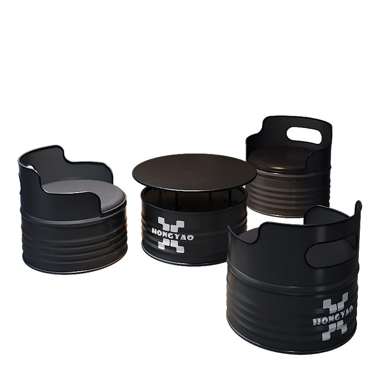 Combinación de mesa negra con tres sillas, estilo único.