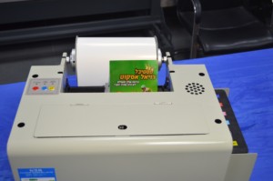 特別オファー接着剤6色防水ラベルプリンターカラーロールツーロールインクジェットデジタルラベルプリンターステッカーマシン - Product Image 2