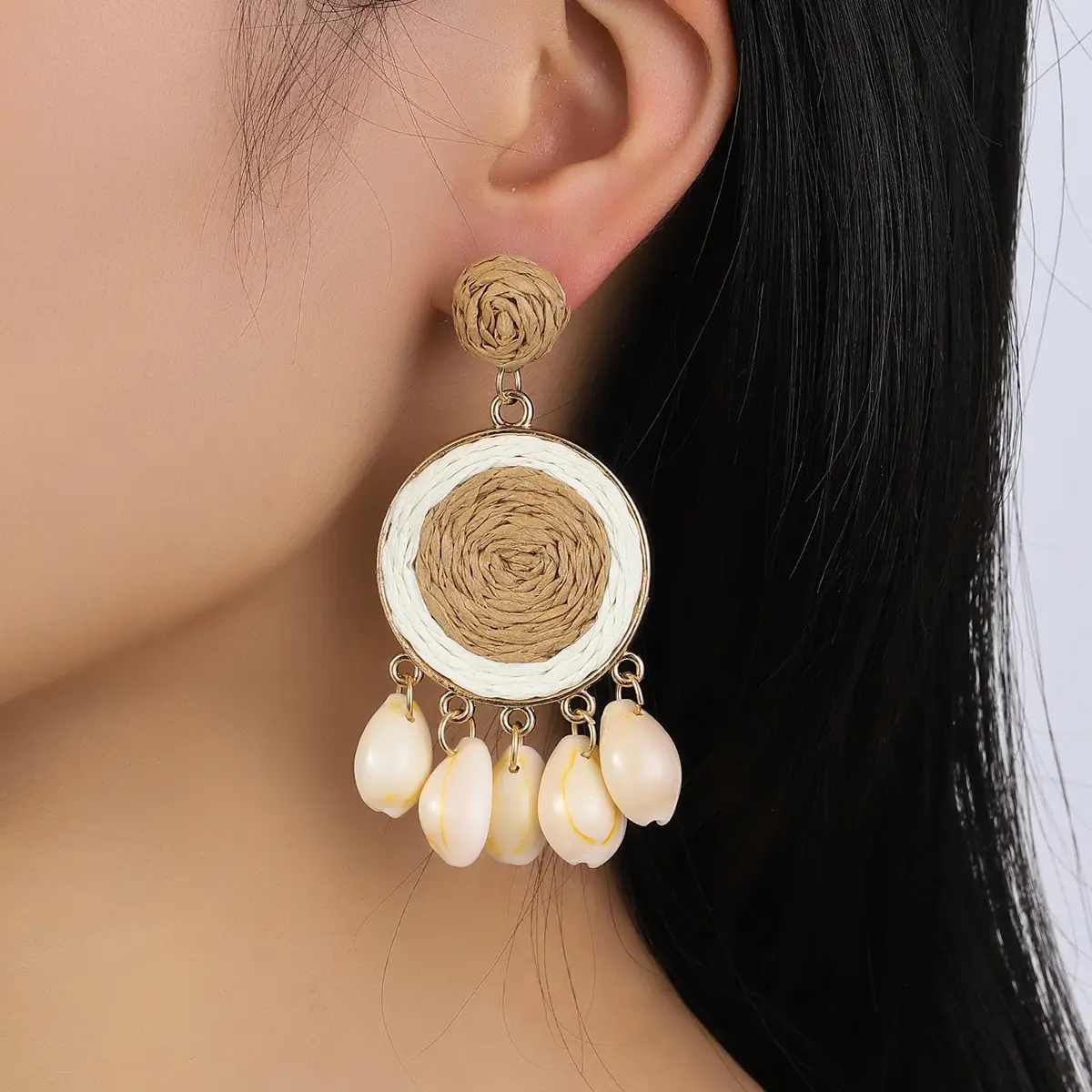 Cross border summer seaside vacation style handcrafted earrings, rattan grass woven circular shell pendant earrings
