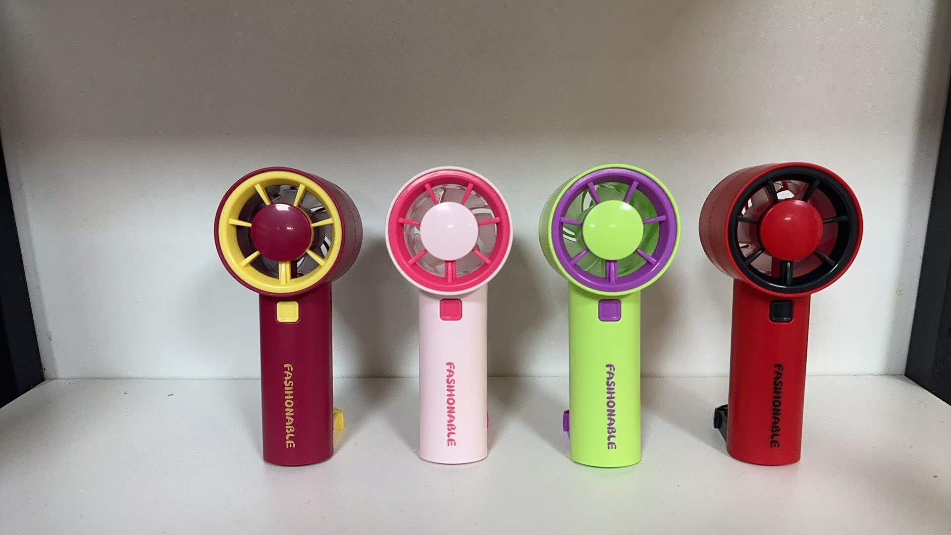Verde, rojo y rosa.
