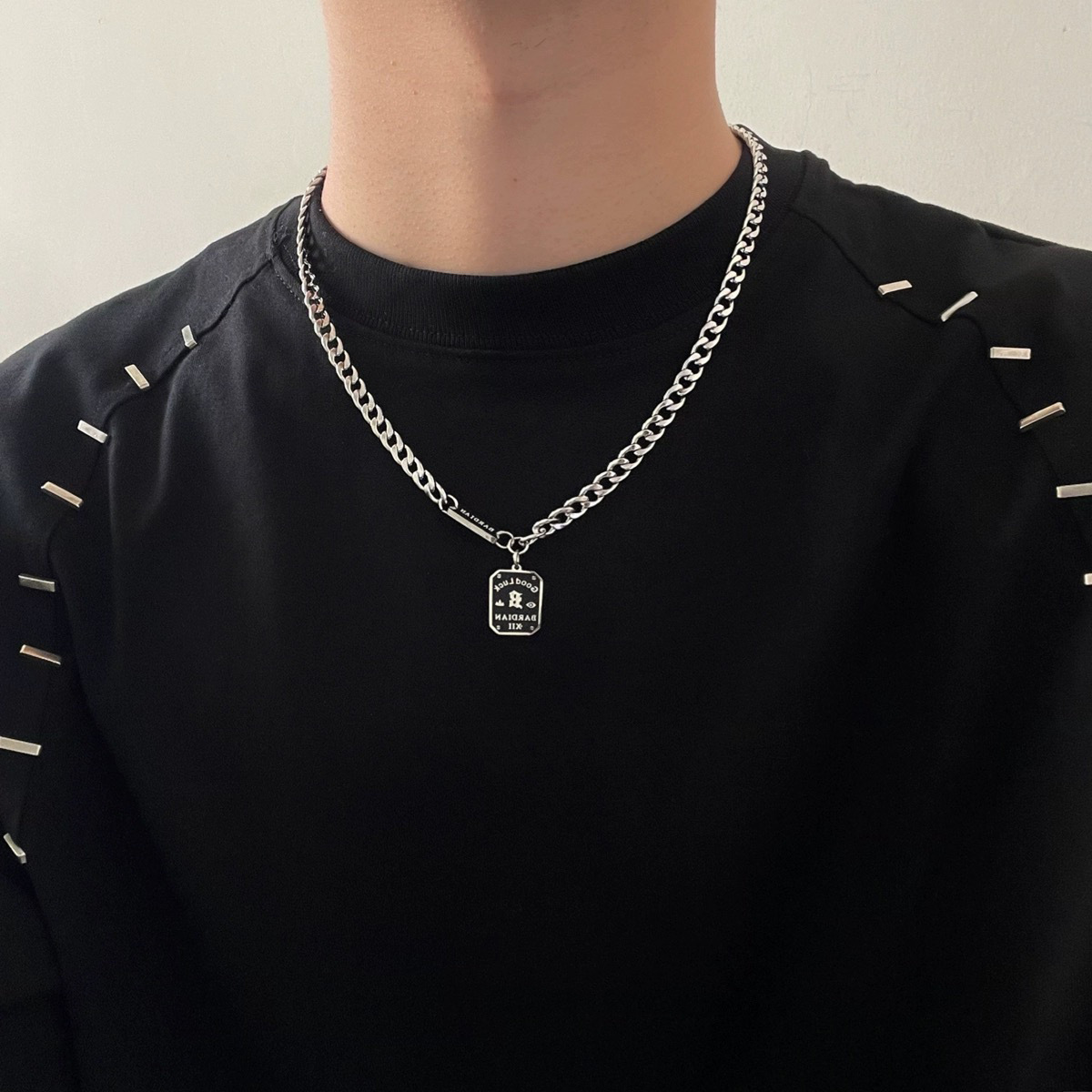 11 collar con placa de identificación