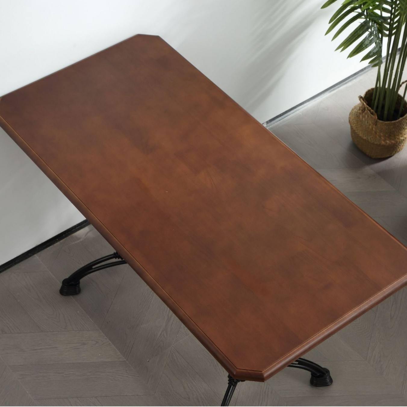 Table longue d'angle coupée 14070cm hors pieds de table