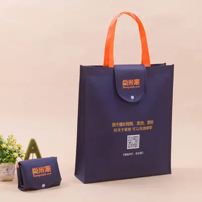 Ökologisch wieder verwendbar Recyceln Sie das Falten in einen Beutel für einen nicht gewebten Supermarkt-Einkaufstasche mit Tasche