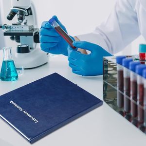 Laboratorio Notebook laboratorio quadruplo scienza libro di laboratorio con pagine a griglia numerate pagine e sommario per la chimica - Product Image 2